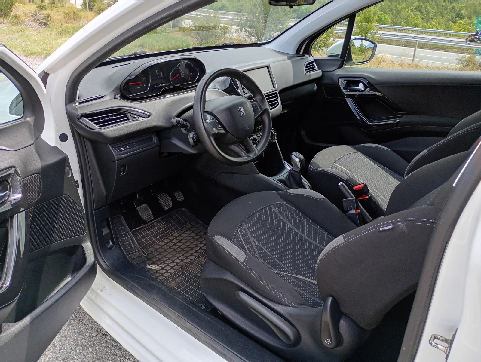 Peugeot 208 1.4 EHDI - изображение 7