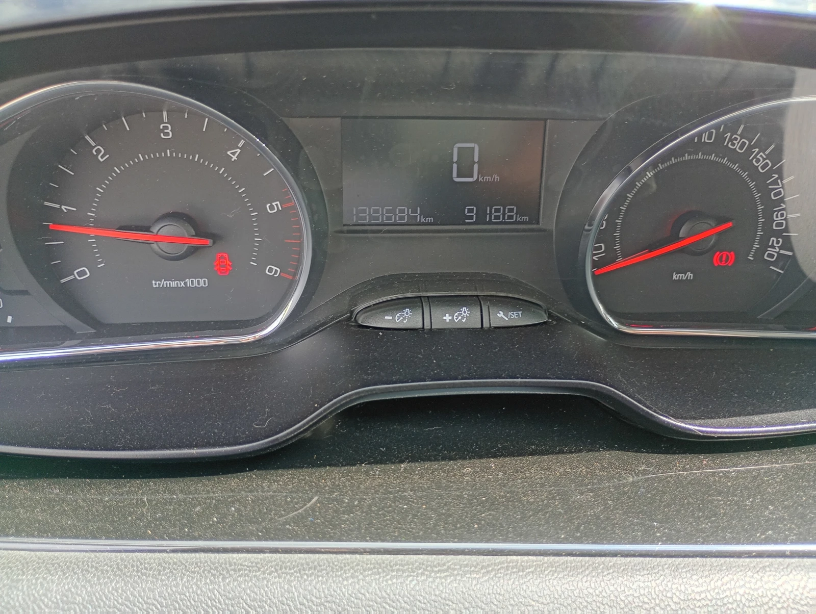 Peugeot 208 1.4 EHDI - изображение 9