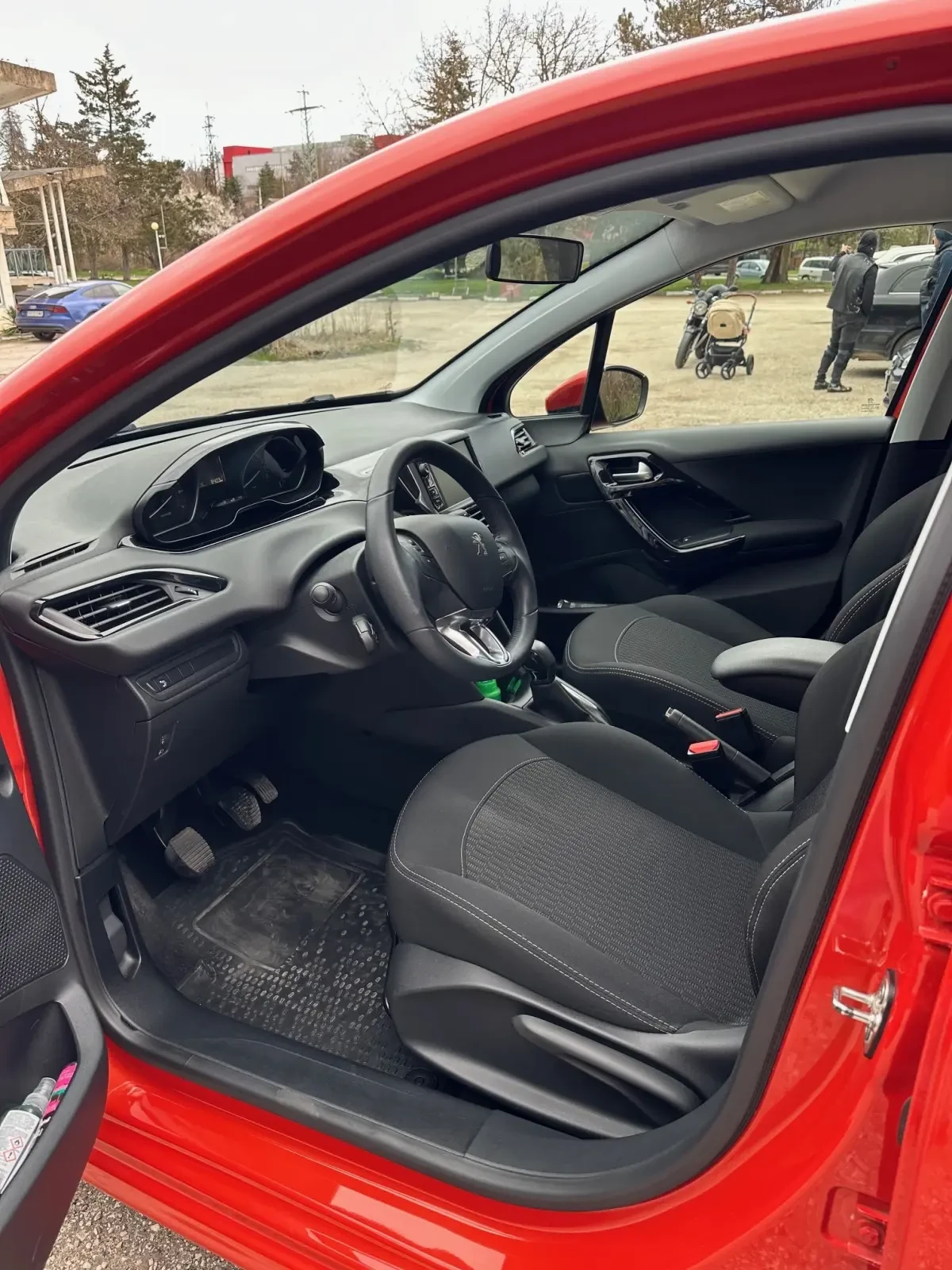 Peugeot 208, снимка 6 - Автомобили и джипове - 53980777