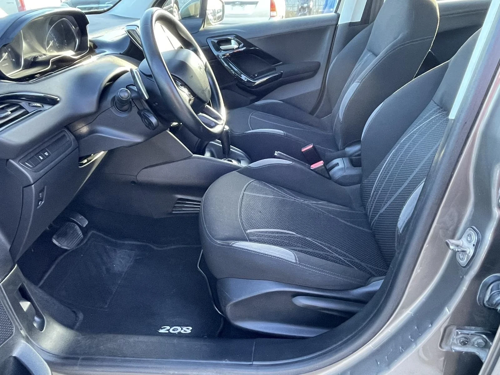 Peugeot 208 1.4 e-HDI, снимка 5 - Автомобили и джипове - 54974896