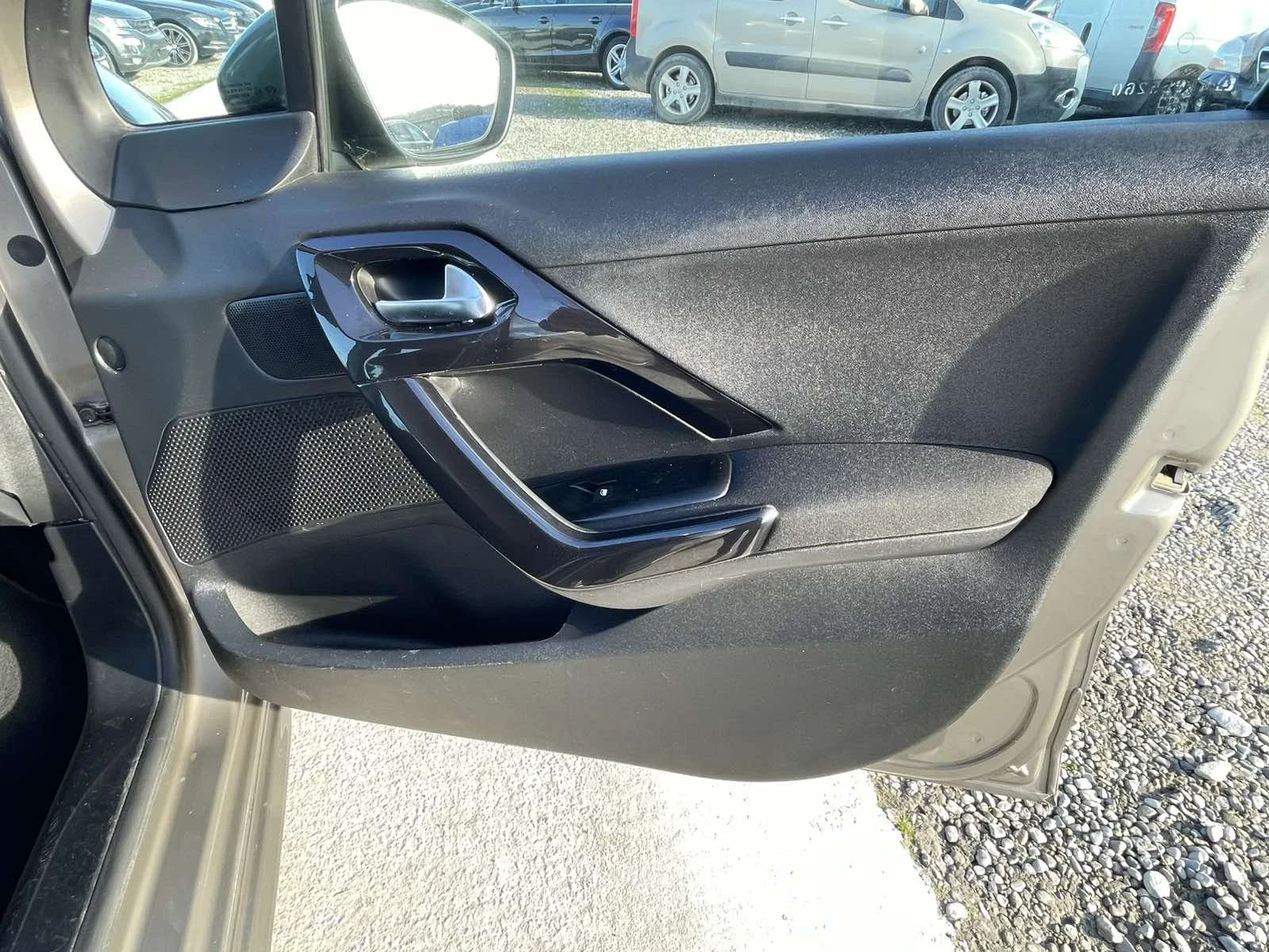 Peugeot 208 1.4 e-HDI, снимка 14 - Автомобили и джипове - 54974896