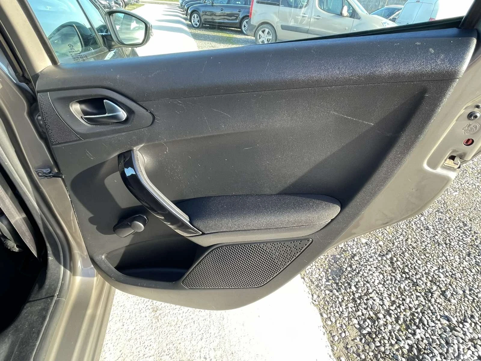 Peugeot 208 1.4 e-HDI, снимка 12 - Автомобили и джипове - 54974896