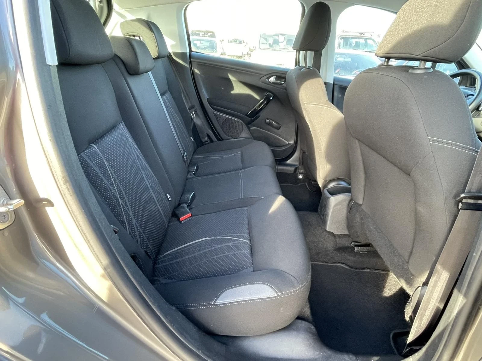 Peugeot 208 1.4 e-HDI, снимка 11 - Автомобили и джипове - 54974896