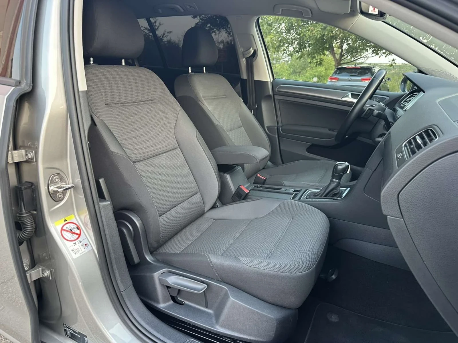 VW Golf 1.6TDI/116кс./DSG7ск./Подгрев/Теглич, снимка 12 - Автомобили и джипове - 56144933