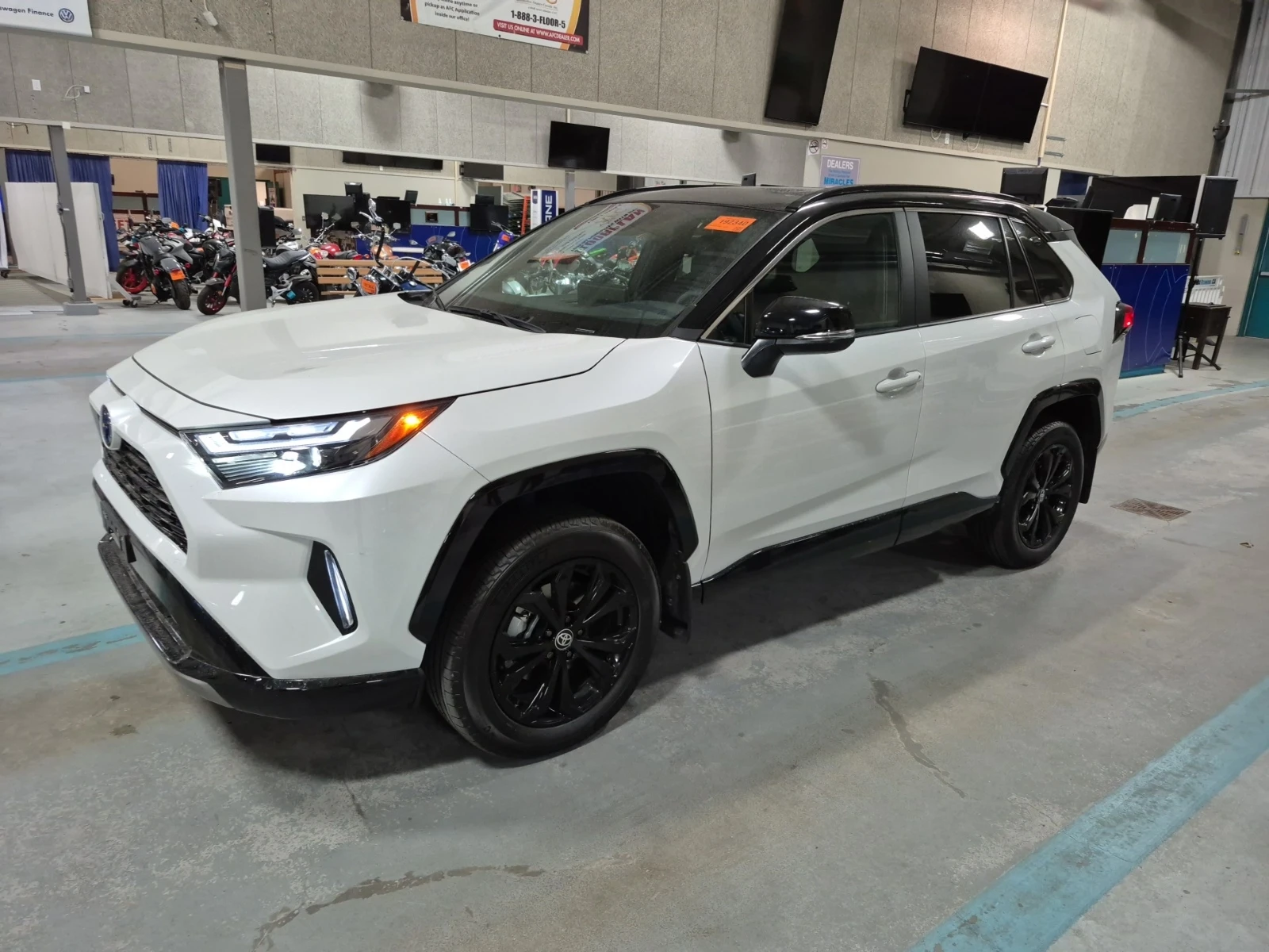 Toyota Rav4 HYBRID XSE * Blind Spot * CARFAX * АВТО КРЕДИТ * , снимка 2 - Автомобили и джипове - 54825726