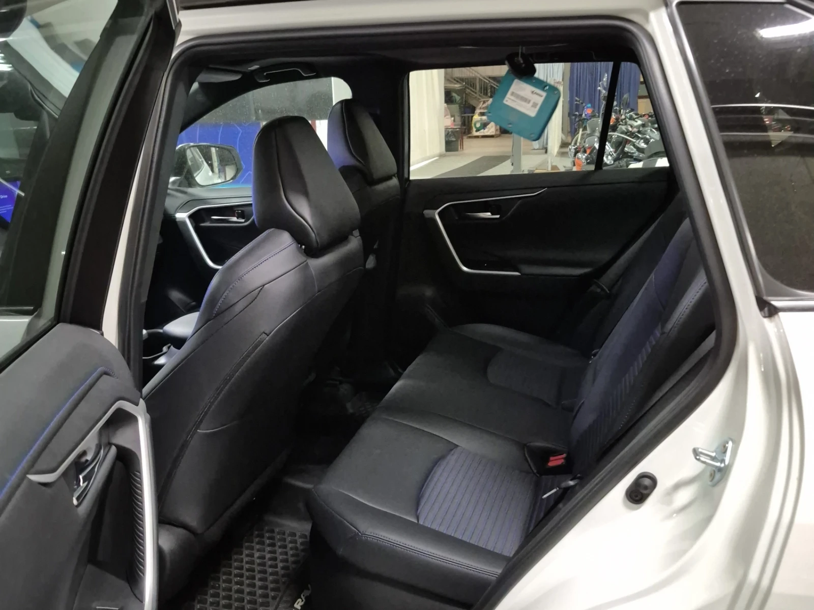 Toyota Rav4 HYBRID XSE * Blind Spot * CARFAX * АВТО КРЕДИТ * , снимка 8 - Автомобили и джипове - 54825726