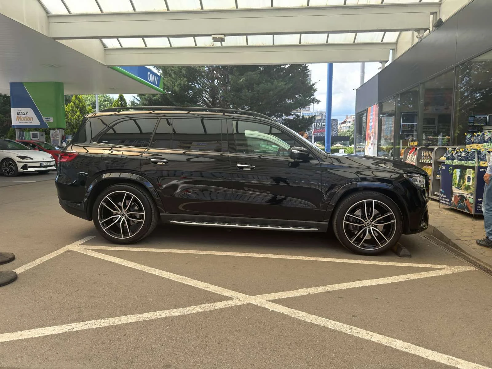 Mercedes-Benz GLS580 AMG 4MATIC 7-местен FACELIFT - Гаранционен, снимка 4 - Автомобили и джипове - 54828759
