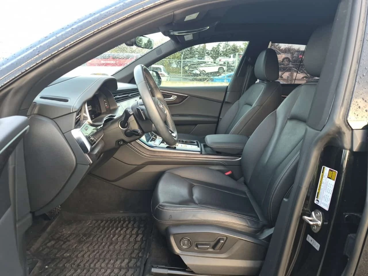 Audi Q8 * 55 Tfsi Quattro Technik * CARFAX * , снимка 8 - Автомобили и джипове - 56625561