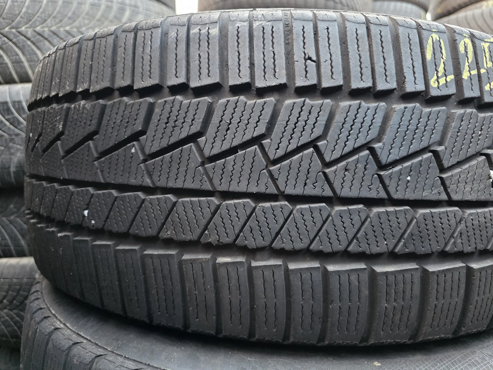 Гуми Зимни 225/40R19