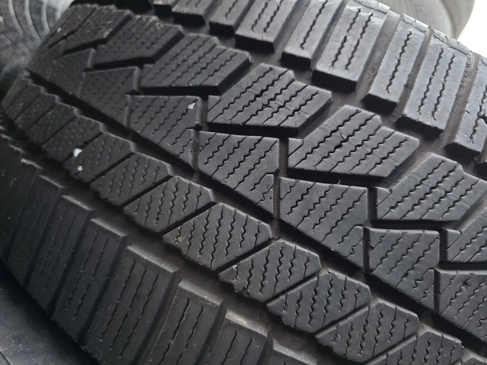 Гуми Зимни 225/40R19, снимка 3 - Гуми и джанти - 56725098