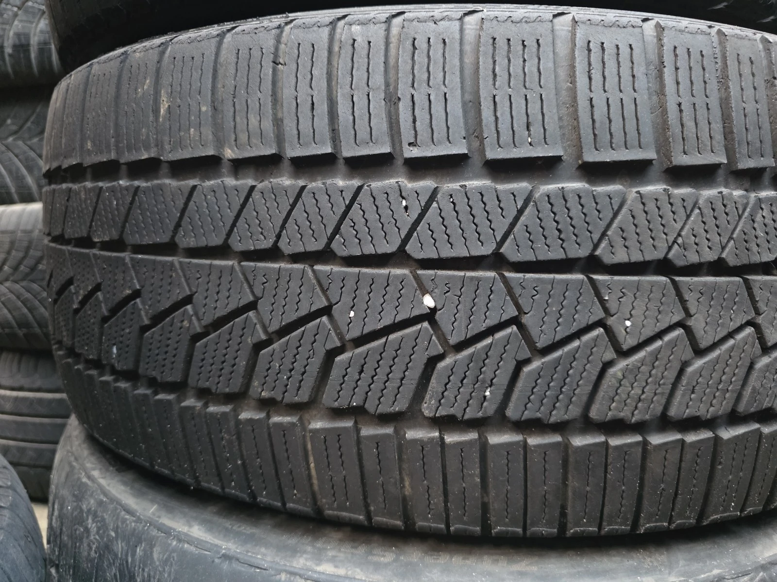Гуми Зимни 225/40R19, снимка 2 - Гуми и джанти - 56725098