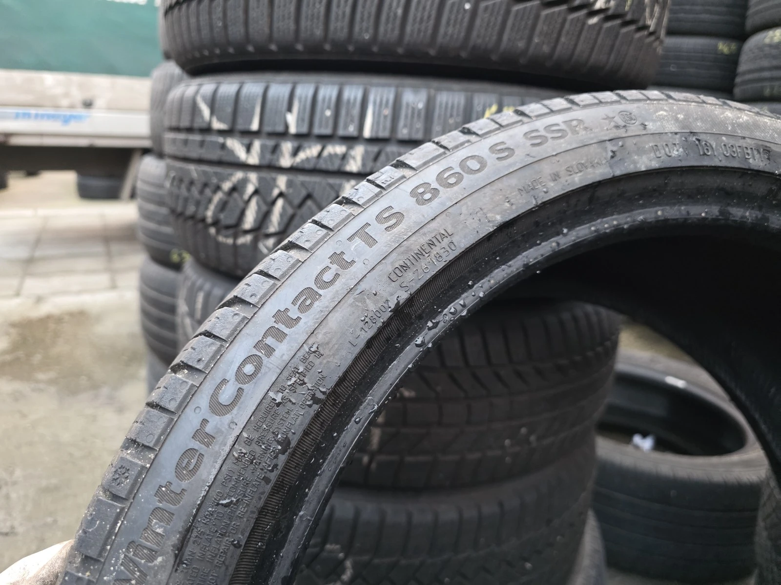 Гуми Зимни 225/40R19, снимка 8 - Гуми и джанти - 56725098