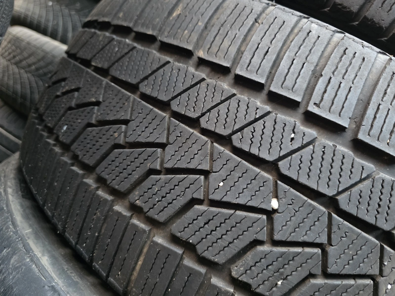 Гуми Зимни 225/40R19, снимка 4 - Гуми и джанти - 56725098