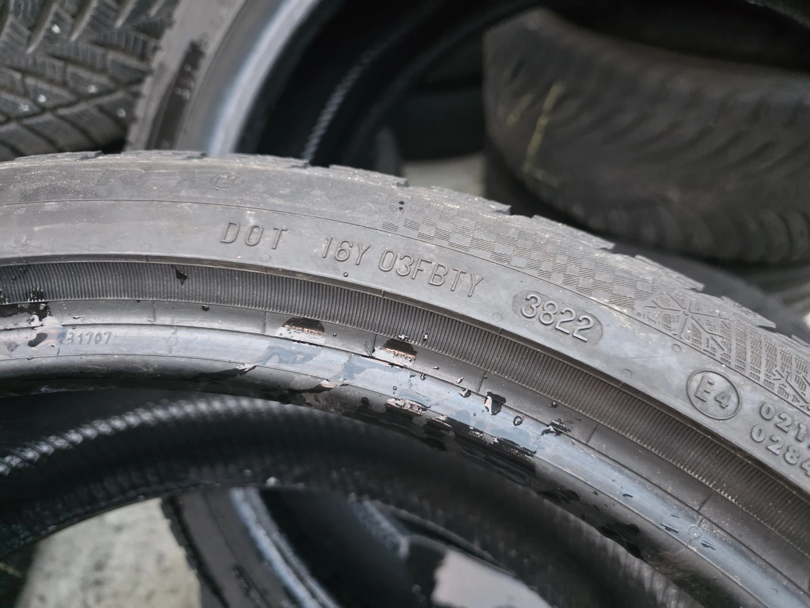 Гуми Зимни 225/40R19, снимка 10 - Гуми и джанти - 56725098