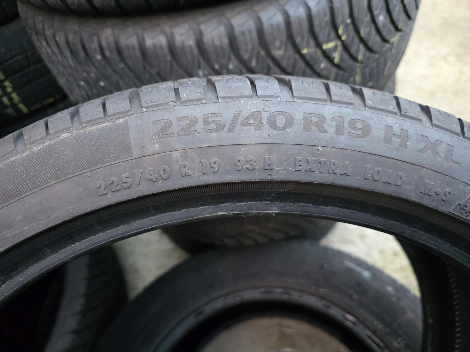 Гуми Зимни 225/40R19, снимка 7 - Гуми и джанти - 56725098