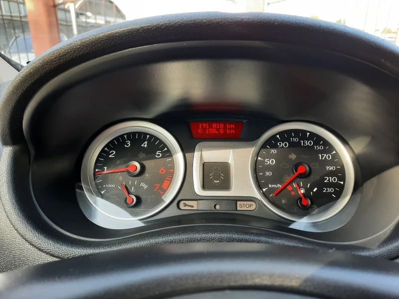 Renault Clio 1.2i, снимка 11 - Автомобили и джипове - 46173600