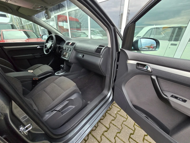 VW Touran 1.9TDi* NAVi* 6+ 1* AVTOMAT* , снимка 17 - Автомобили и джипове - 52667513