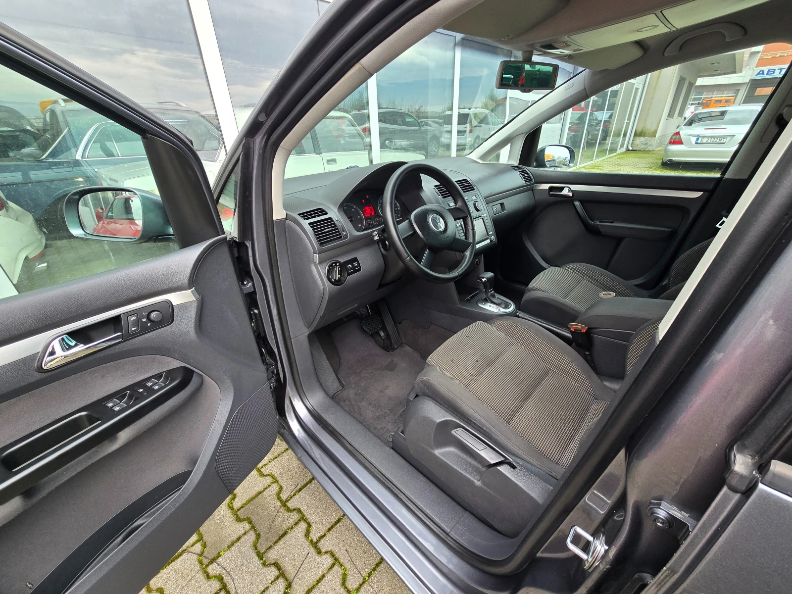 VW Touran 1.9TDi* NAVi* 6+ 1* AVTOMAT*  - изображение 9