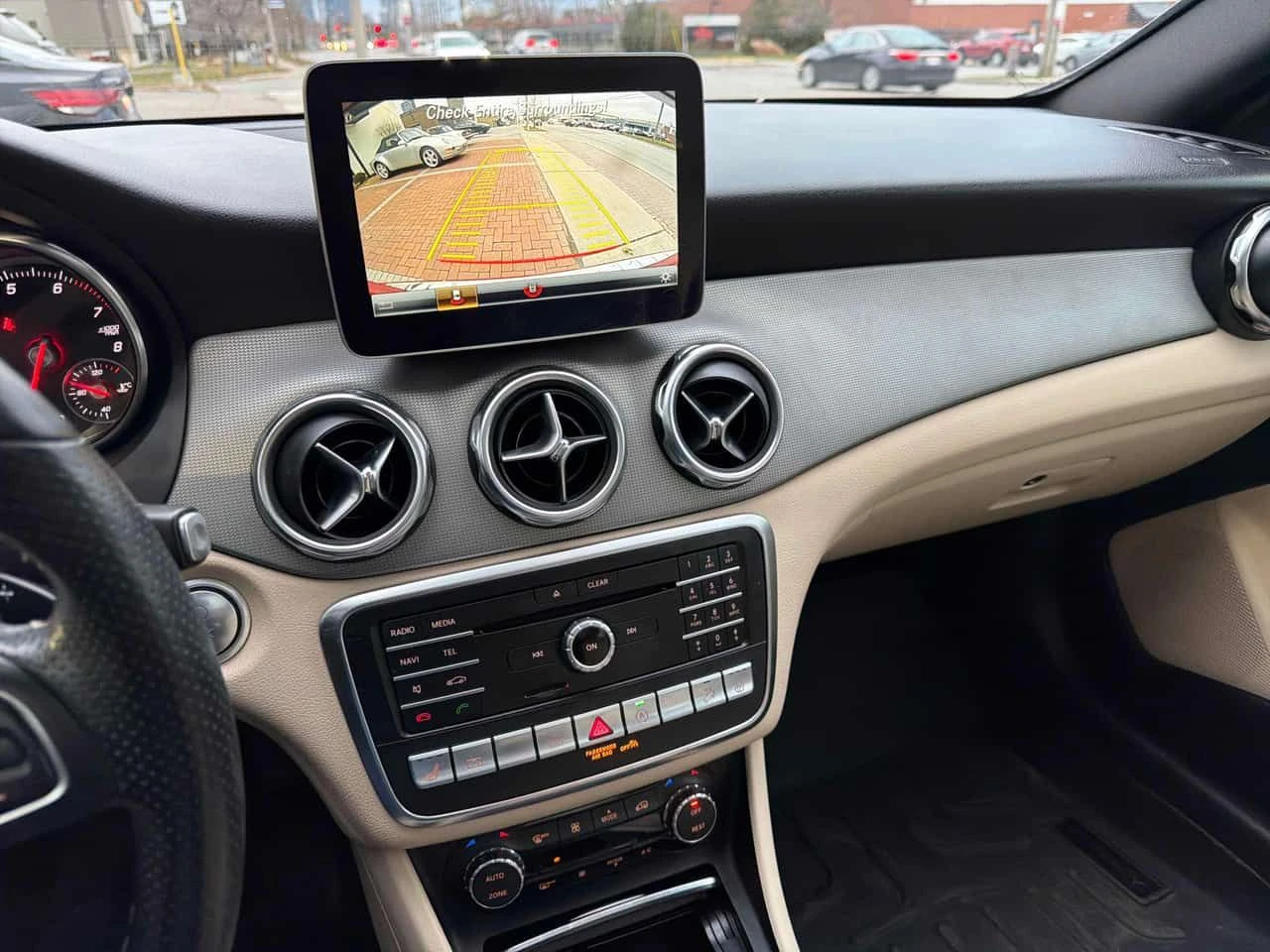 Mercedes-Benz GLA 250  CARFAX * KAMЕРА * ПАНО * ПОДГРЕВИ, снимка 9 - Автомобили и джипове - 53714095