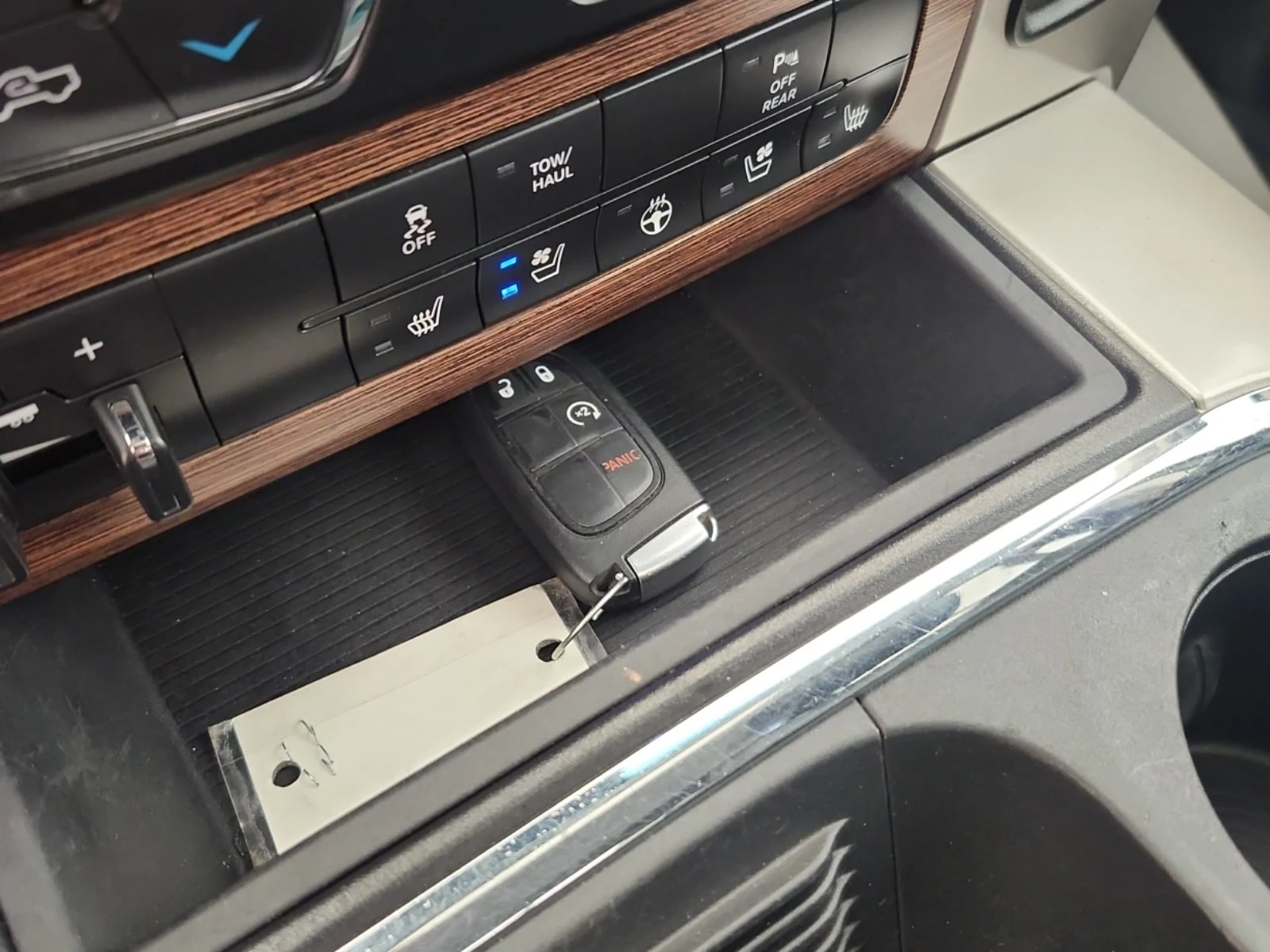 Dodge RAM 1500 * 5.7L V8 * LARAMIE CREW CAB SHORT BED * CARFAX * , снимка 10 - Автомобили и джипове - 56159555