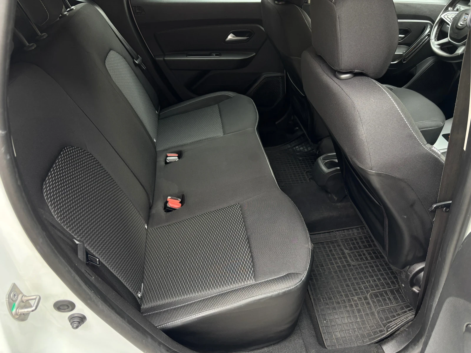Dacia Duster 1.5 dCi 4Wd, снимка 7 - Автомобили и джипове - 56216774