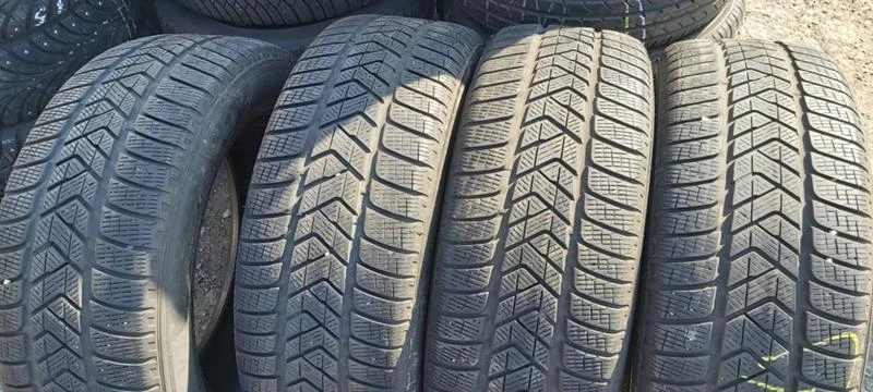 Гуми Зимни 235/60R18, снимка 1 - Гуми и джанти - 30918600