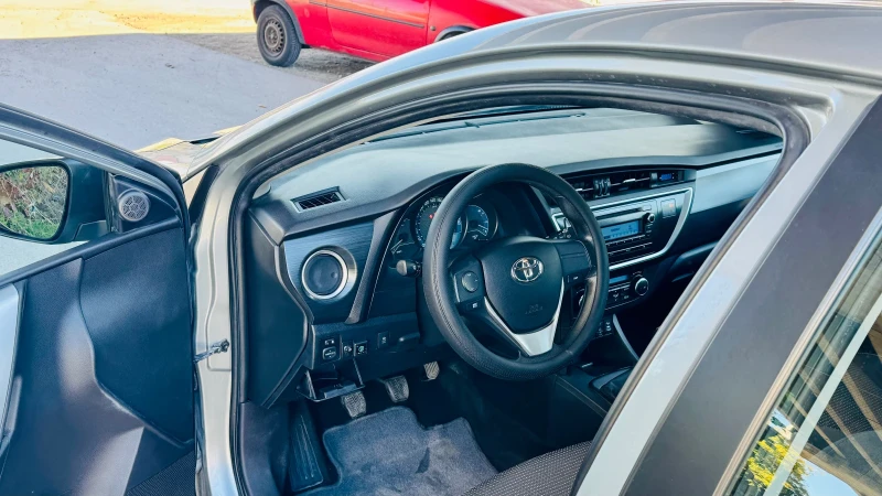 Toyota Auris 1.3 VVT-I, снимка 8 - Автомобили и джипове - 52311763