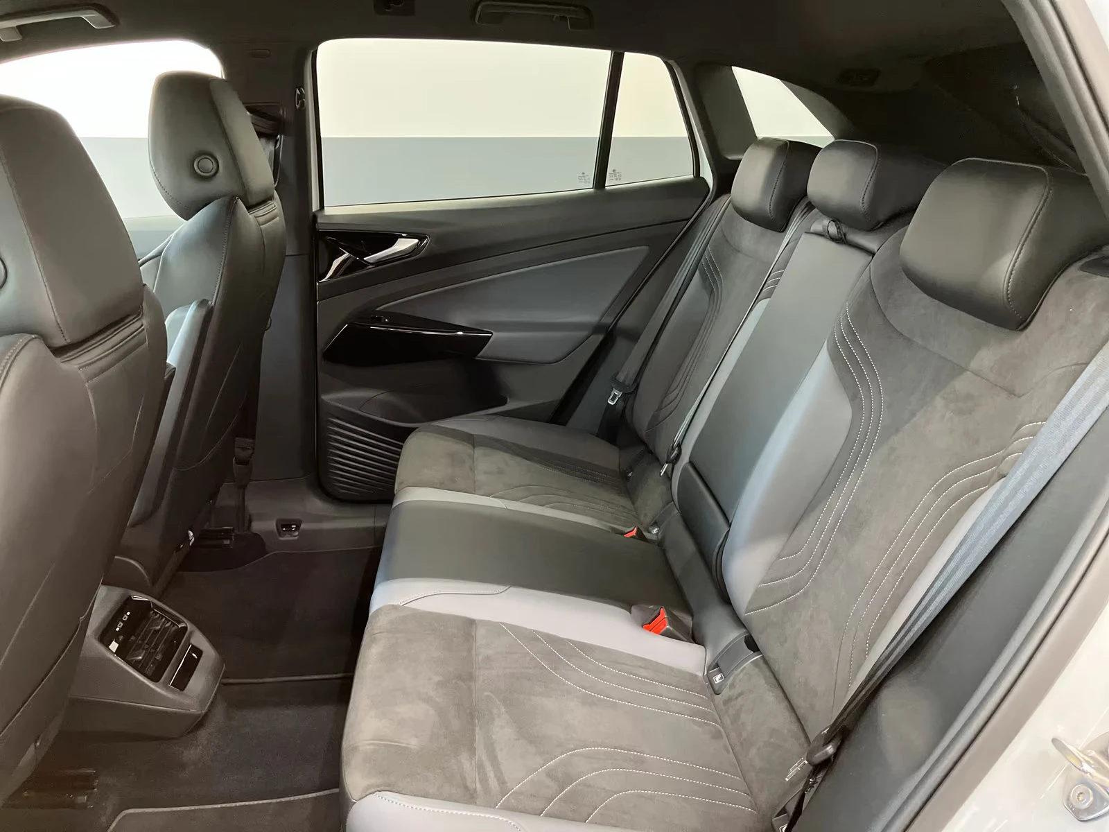 VW ID.4 PURE/170HP/MATRIX/CAM/NAVI/KLESS/CPLAY/244q, снимка 8 - Автомобили и джипове - 54387088