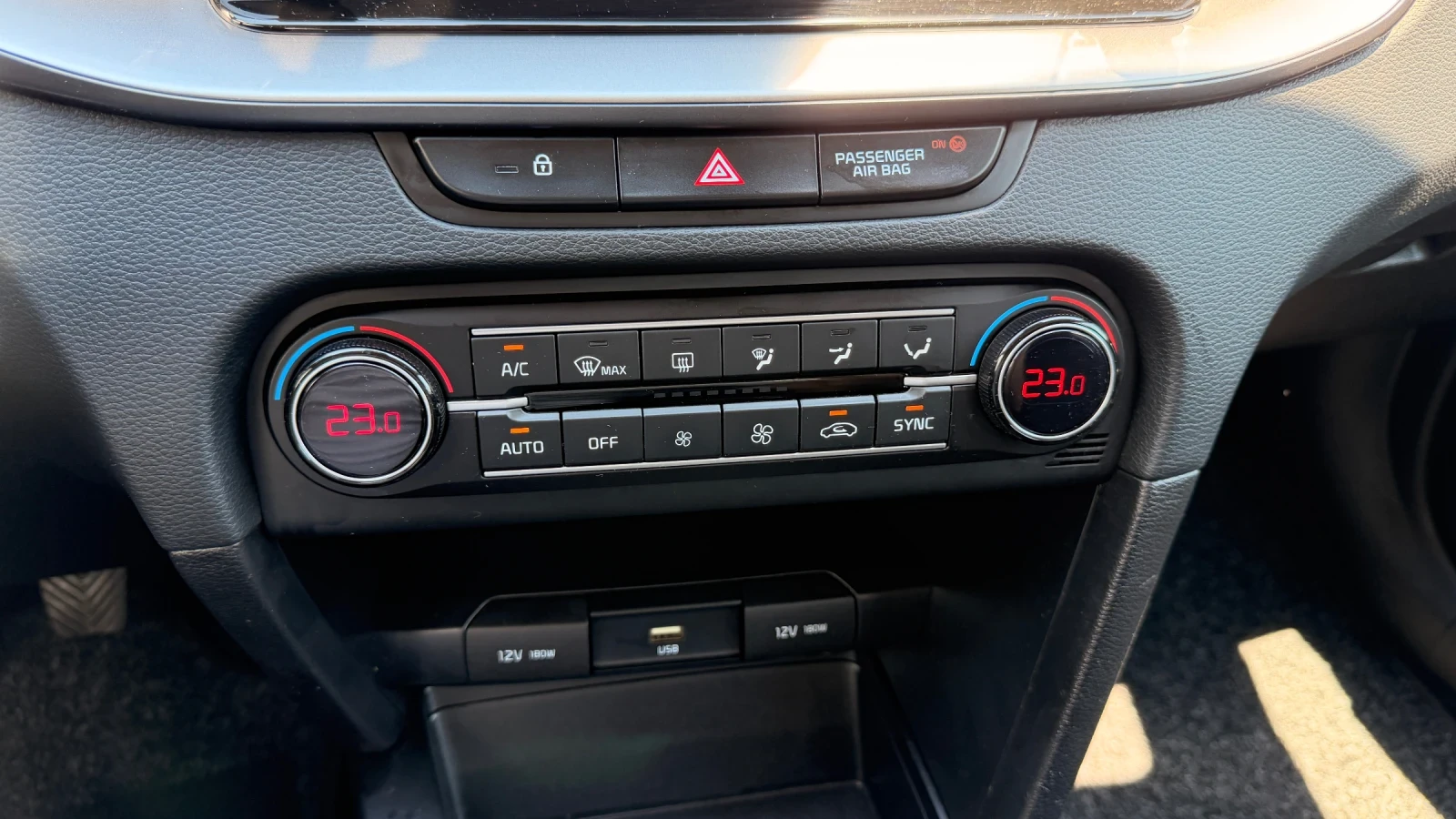 Kia Ceed Комфорт и интериор:    Двузонов автоматичен климат, снимка 8 - Автомобили и джипове - 55258420