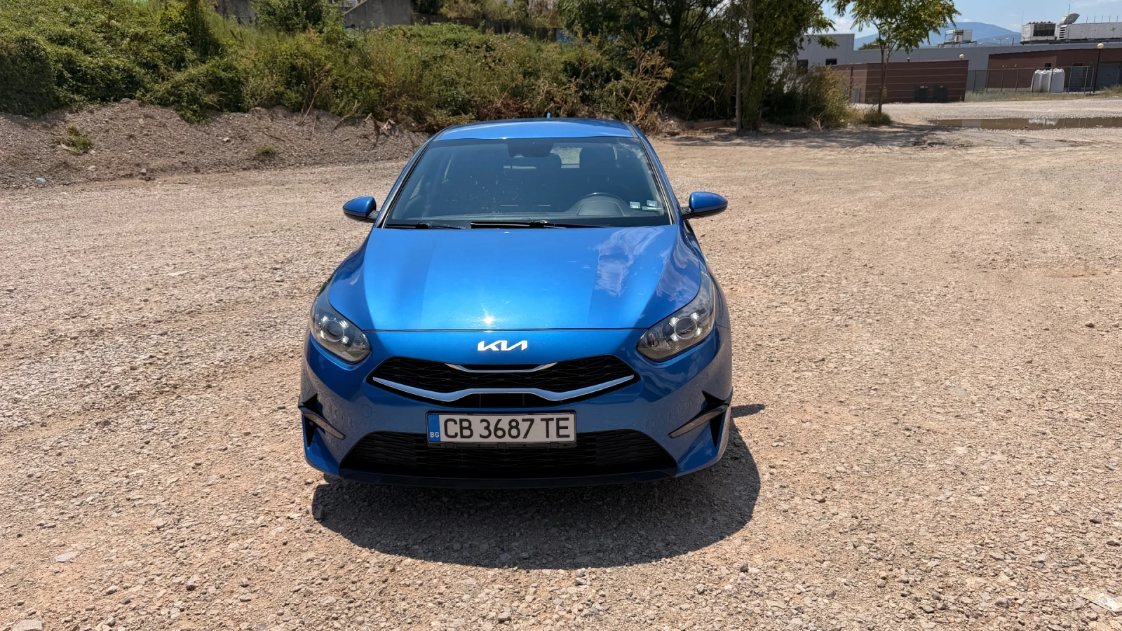 Kia Ceed Комфорт и интериор:    Двузонов автоматичен климат