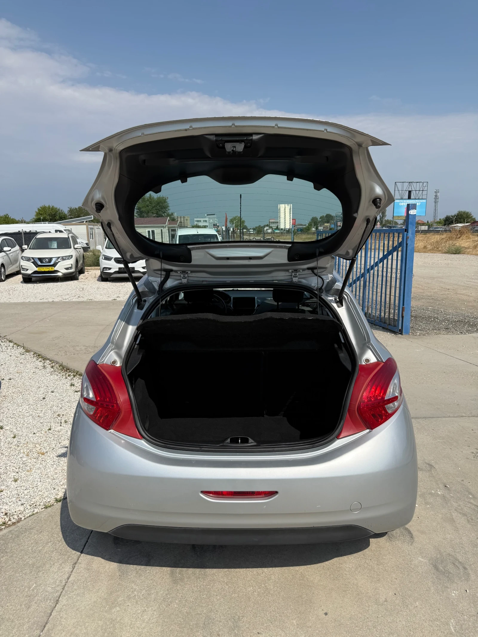 Peugeot 208 1.4 HDi ITALY, снимка 13 - Автомобили и джипове - 55897666