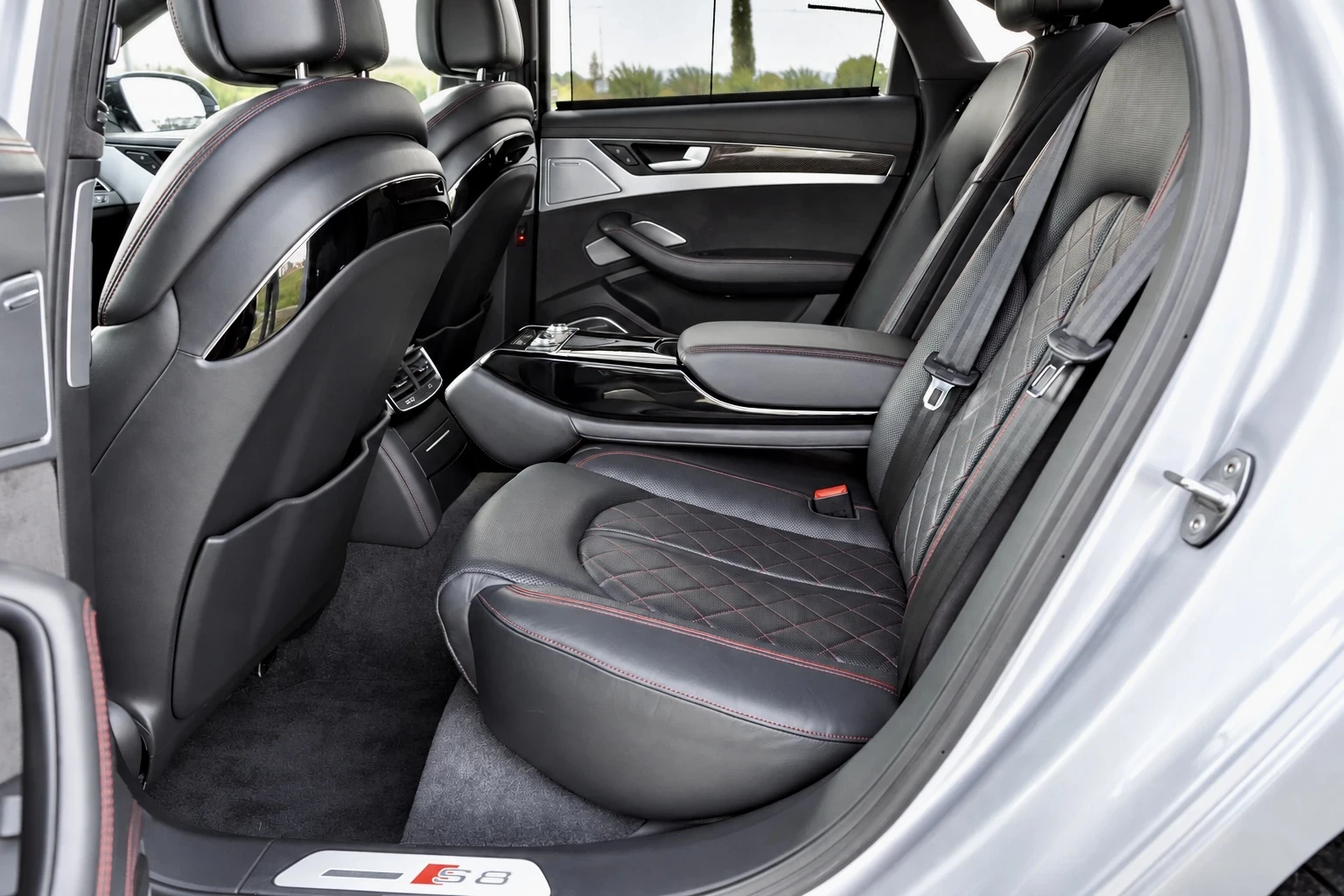 Audi S8 * Plus* Matrix* B&O* 360* Night* Distr* , снимка 15 - Автомобили и джипове - 56429744