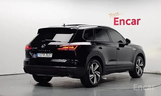 VW Touareg 3.0TDI PREMIUM * 2 КЛЮЧА * 18К КМ * , снимка 3 - Автомобили и джипове - 55899163