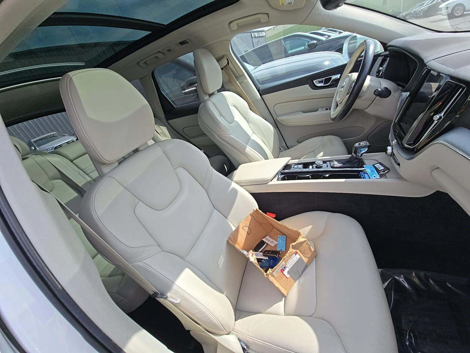 Volvo XC60 MOMENTUM* ДИГИТАЛНО* ТАБЛО* САМОПАРКИРАНЕ* МЪРТВА* - изображение 8