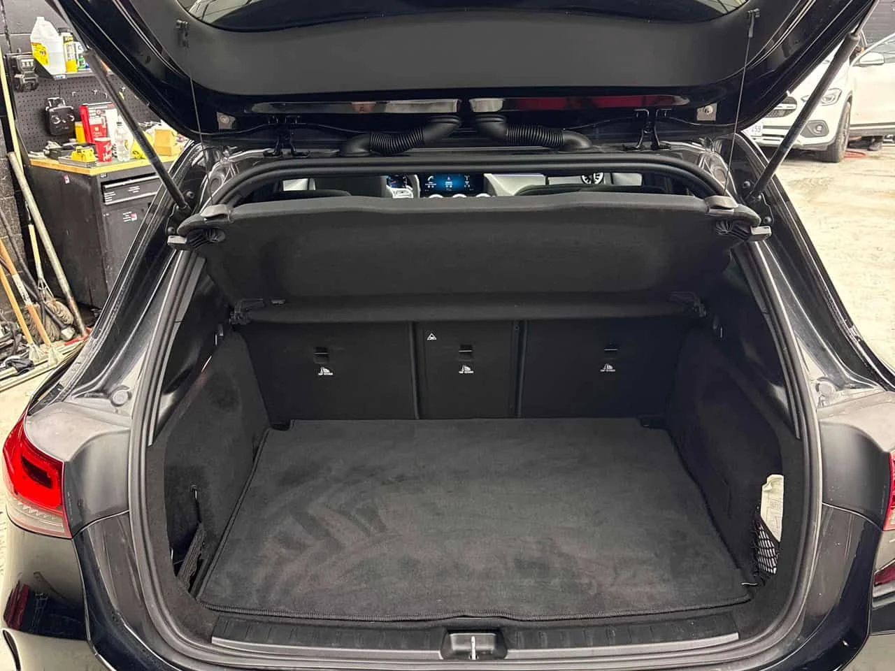 Mercedes-Benz GLA  AMG 35 / 360 / DISTRONIC / PANORAMA  , снимка 12 - Автомобили и джипове - 54174497