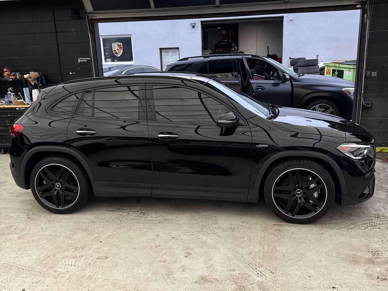 Mercedes-Benz GLA  AMG 35 / 360 / DISTRONIC / PANORAMA  , снимка 3 - Автомобили и джипове - 54174497