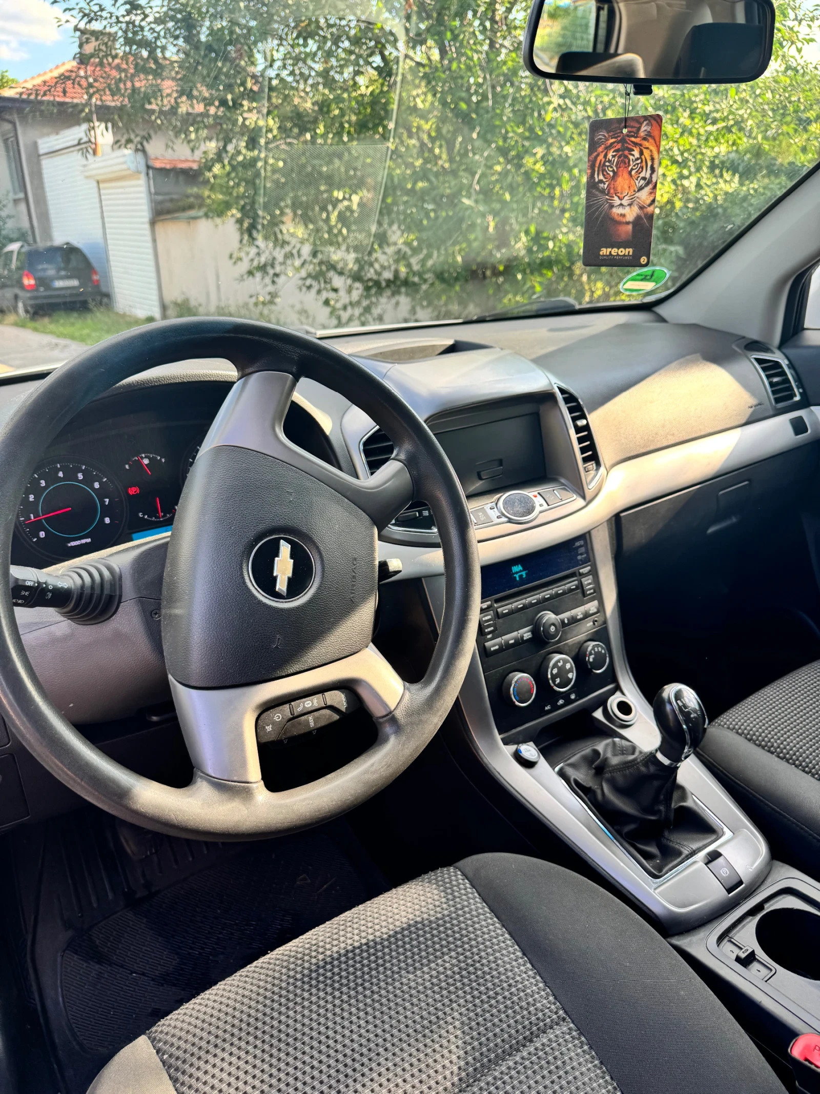 Chevrolet Captiva 2.4 Газ Бензин Бяла Перла топ състояние , снимка 11 - Автомобили и джипове - 55288217