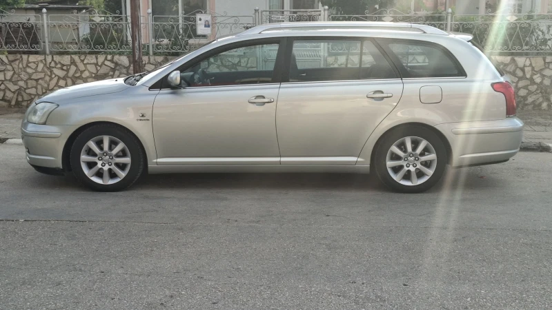 Toyota Avensis Комби, снимка 13 - Автомобили и джипове - 47374761