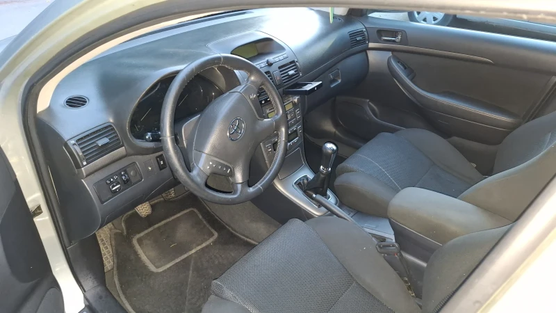 Toyota Avensis Комби, снимка 10 - Автомобили и джипове - 47374761