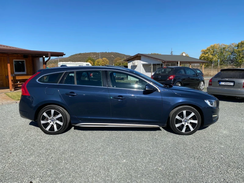 Volvo V60 PLUG-IN HYBRID 4x4, снимка 6 - Автомобили и джипове - 48285548