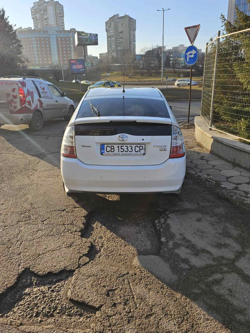 Toyota Prius 1.5 VVT-i Hybrid e-CVT, снимка 3 - Автомобили и джипове - 48833878