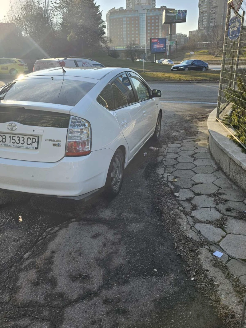 Toyota Prius 1.5 VVT-i Hybrid e-CVT, снимка 4 - Автомобили и джипове - 48833878