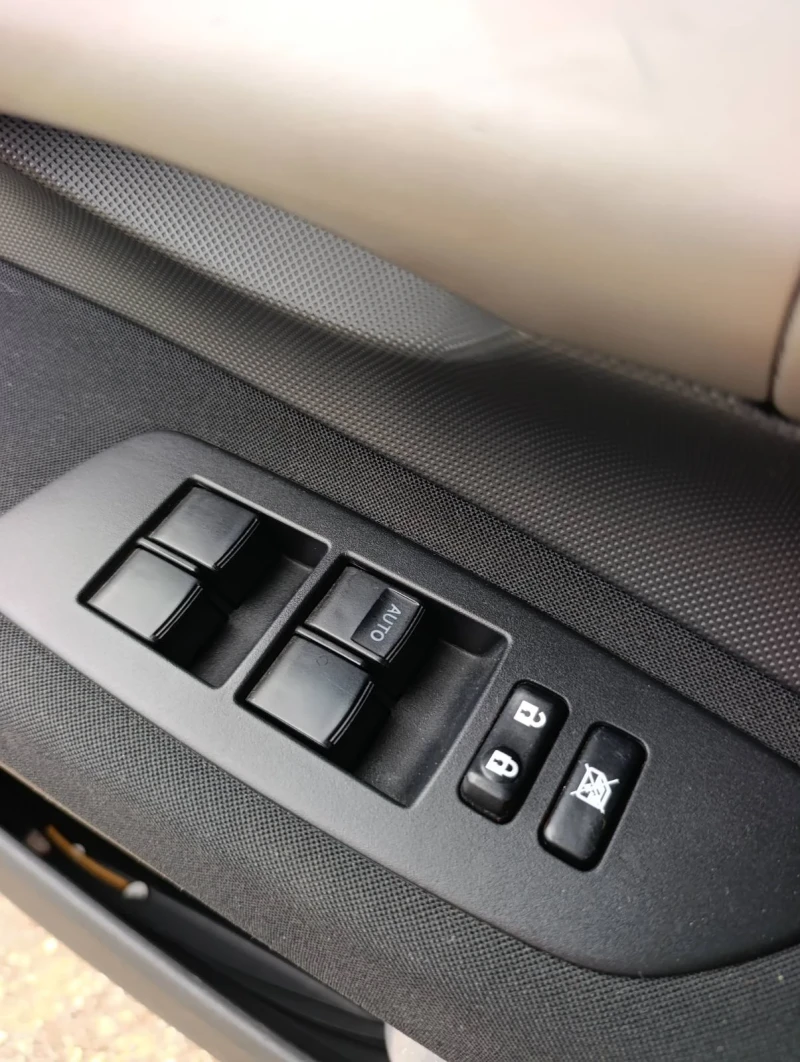 Toyota Auris 2.0 D-4D, 126 k.s, снимка 12 - Автомобили и джипове - 52475035