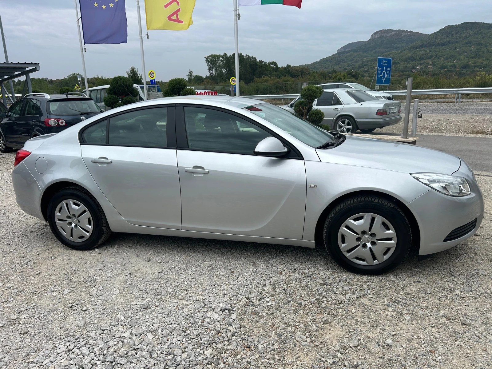 Opel Insignia 1, 6 I КЛИМАТРОНИК !! 128000 РЕАЛНИ КМ. !! - изображение 2