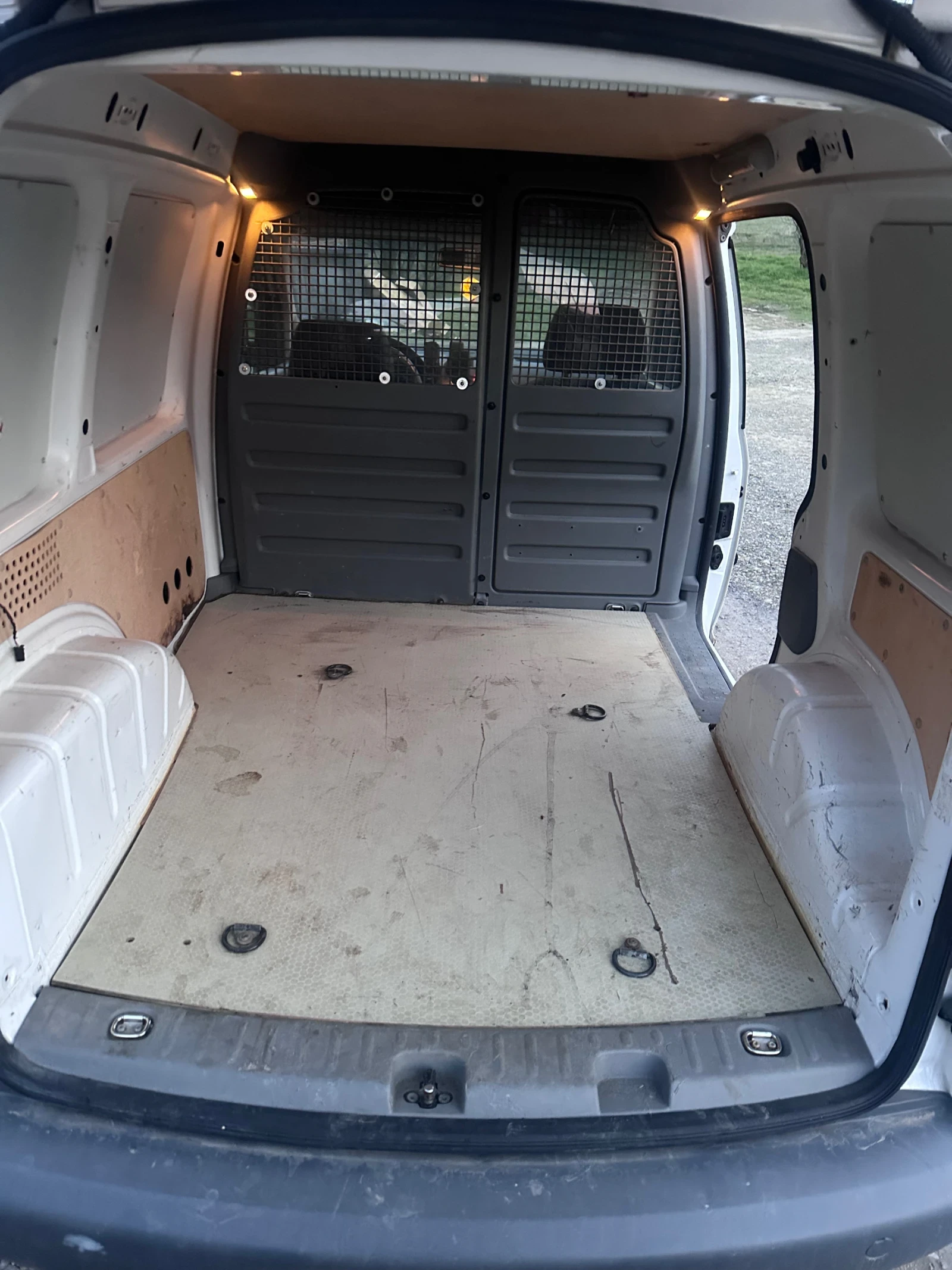 VW Caddy 1.9 TDI, снимка 9 - Автомобили и джипове - 53758180