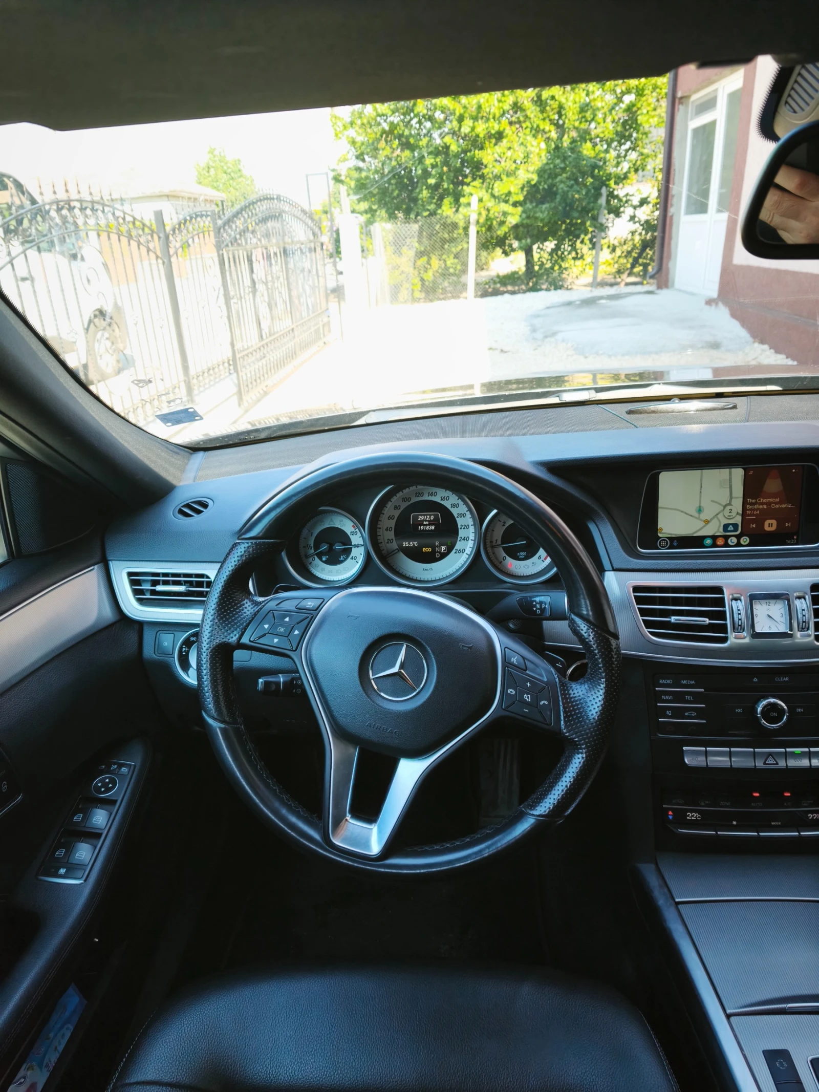 Mercedes-Benz E 220, снимка 9 - Автомобили и джипове - 55824405