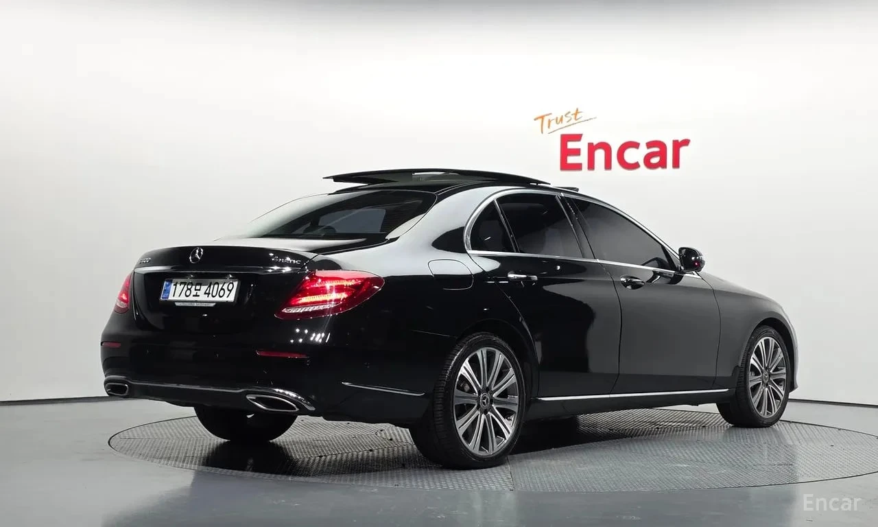 Mercedes-Benz E 400 4MATIC Exclusive /ОБДУХВАНЕ/ПАНОРАМА/BURMESTER/360, снимка 2 - Автомобили и джипове - 56010060