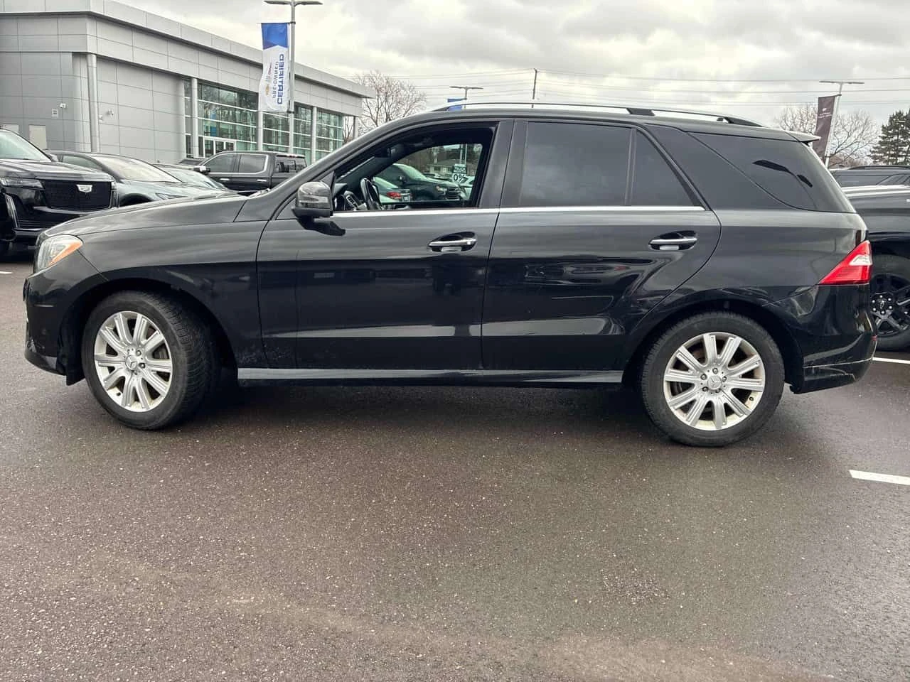 Mercedes-Benz ML 350 * BlueTEC * ОБДУХВАНЕ* ПАНО* H/K* + ГУМИ С ДЖАНТИ, снимка 2 - Автомобили и джипове - 54184114