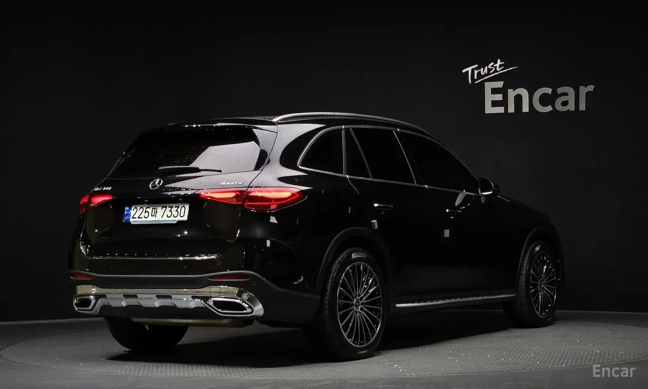 Mercedes-Benz GLC 300 AMG PKG / 360 / ОБДУХ / BURMESTER / HUD / PANO, снимка 2 - Автомобили и джипове - 54803090