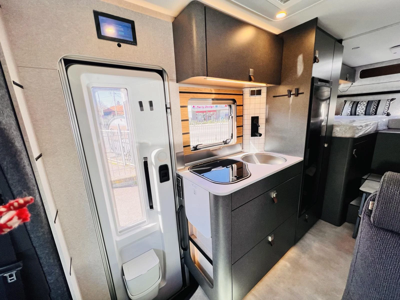 Кемпер HYMER / ERIBA 4X4 MERCEDES 3500 кг. , снимка 12 - Каравани и кемпери - 53837901